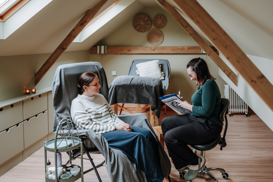 DSC08296-ezgif.com-jpg-to-webp-converter Claire Ball with a client during a reflexology session